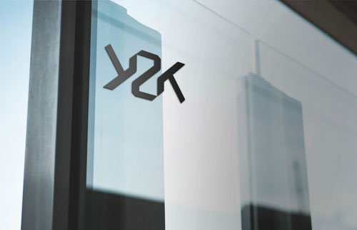 Detalle del logo de Y2K Webs en vidrio corporativo