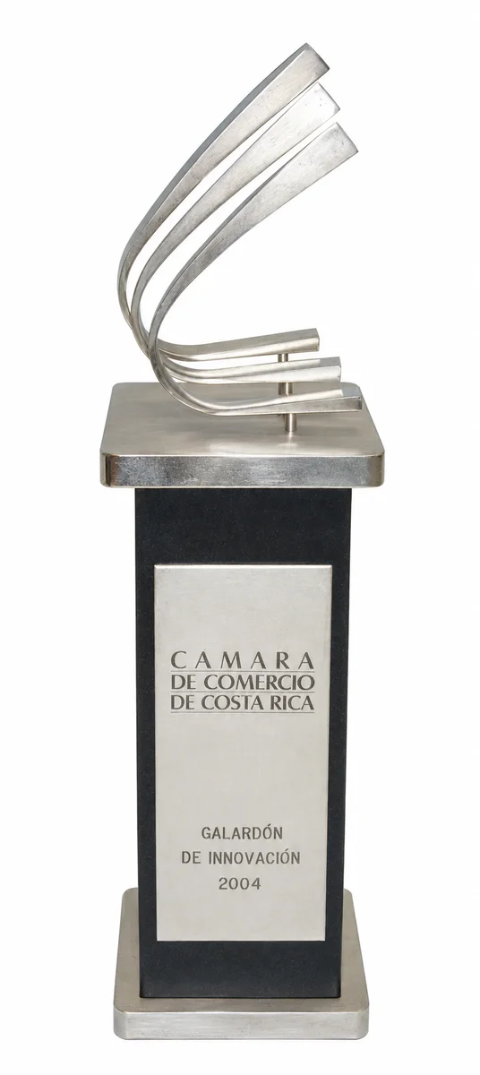 Trofeo del Galardón de Innovación 2004 de la Cámara de Comercio de Costa Rica